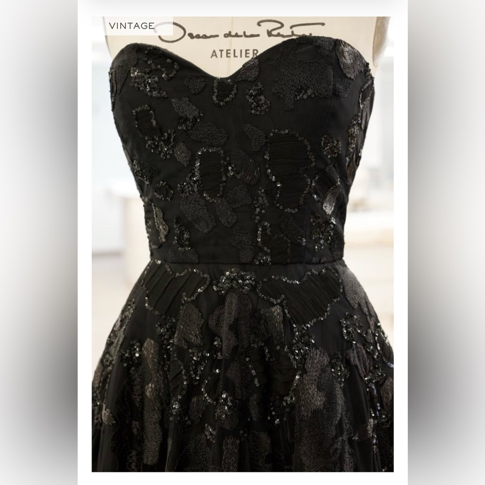 Oscar de la Renta Black Strapless Gown - Picture 3 of 13